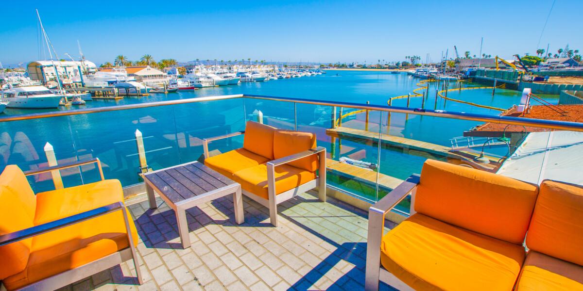 Check Out These Best Bars in Newport Beach, CA - Carefree Boat Club