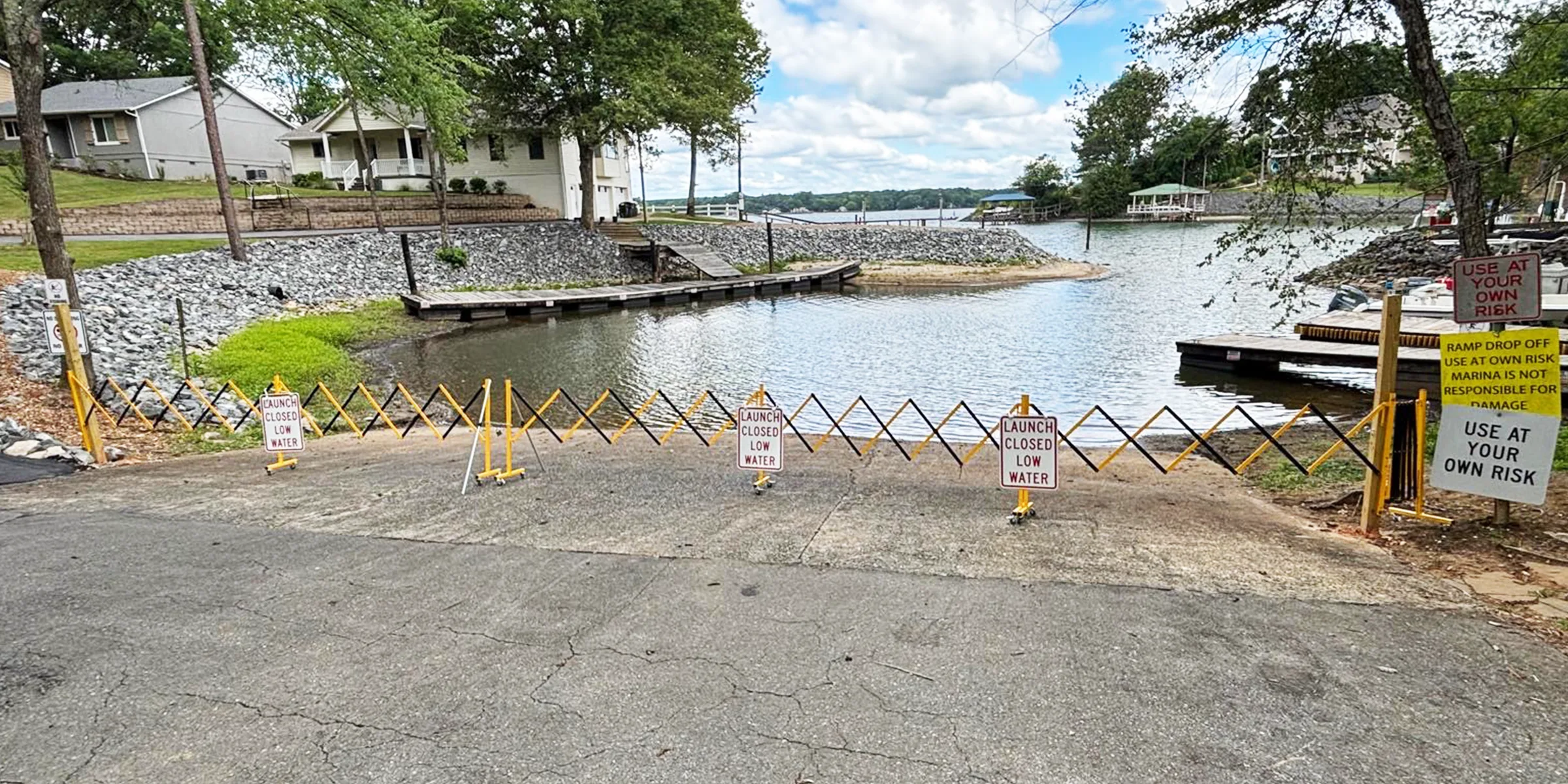 Boat Ramp on Lake Wylie closed due to low water.